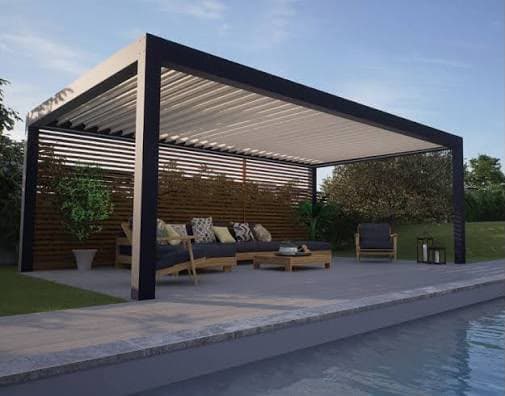 Pergola bioclimatique à lames orientables — vue piscine