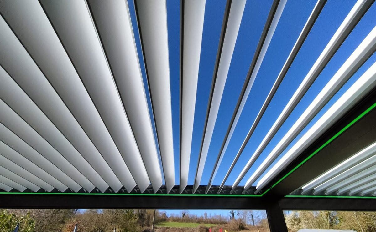 Détail lames orientables pergola bioclimatique