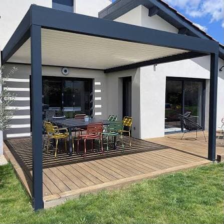 Pergola adossée avec terrasse colorée