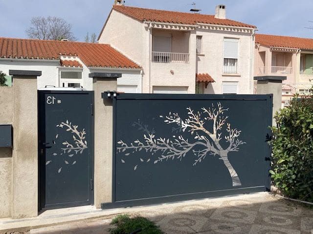 Portail aluminium avec découpe laser motif arbre