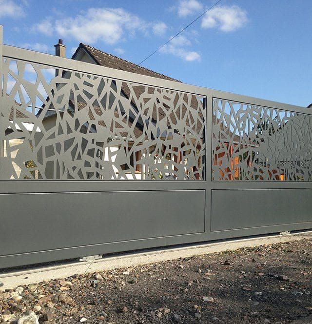 Portail aluminium avec découpe géométrique
