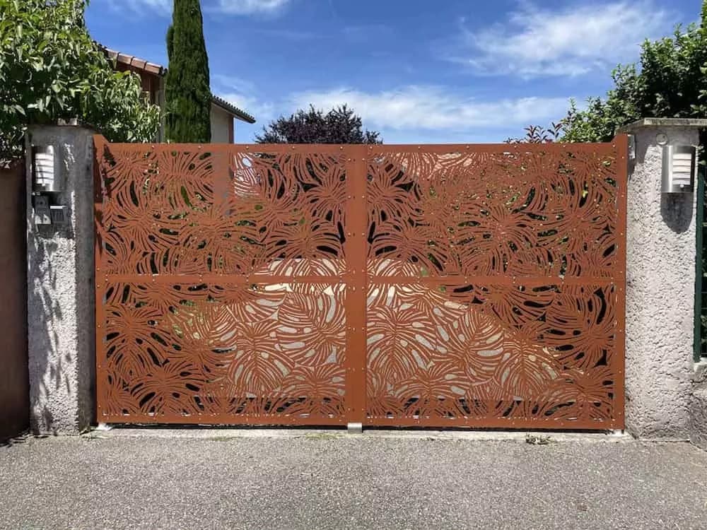 Portail corten avec découpe feuilles tropicales