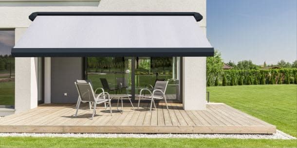 Store banne blanc sur terrasse bois