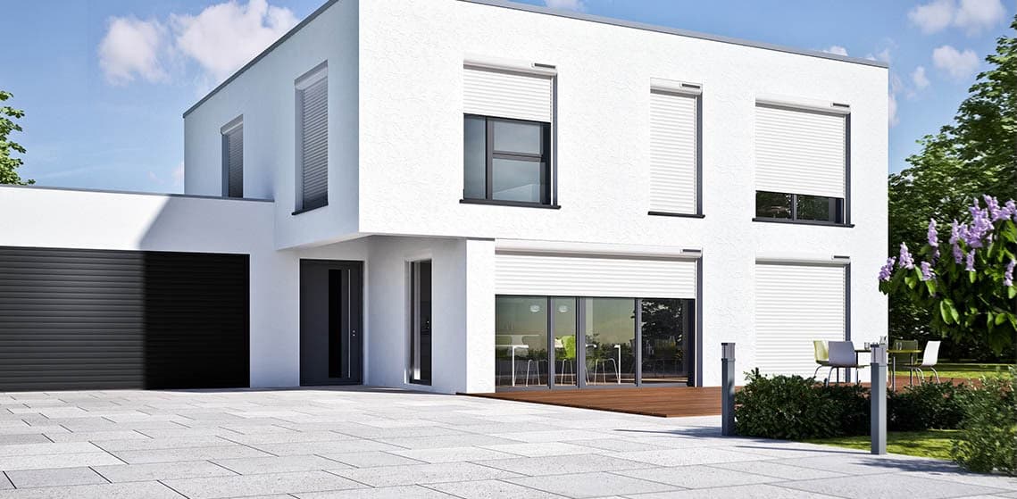 Maison contemporaine avec volets roulants blancs